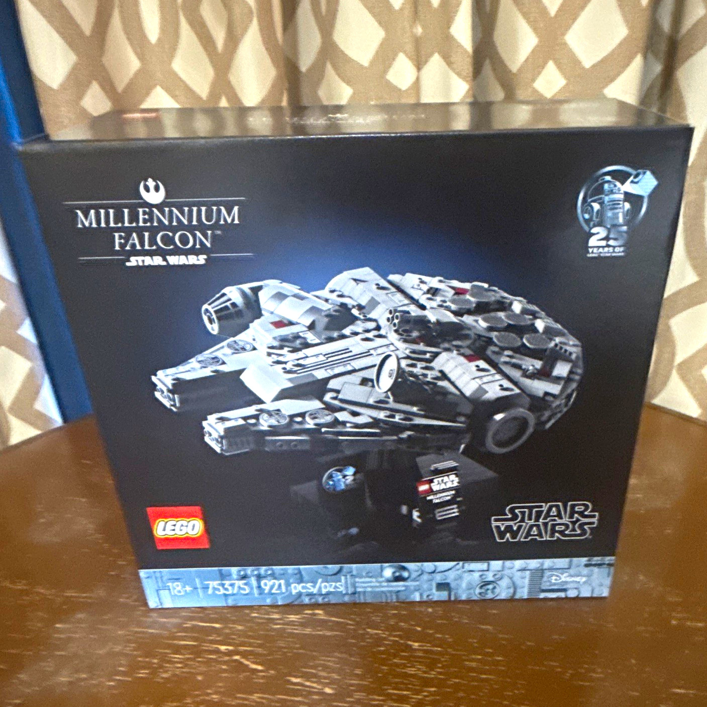 LEGO Star Wars Millennium Falcon 75375 921 pcs 18+ Starship Collection Stand LEGO Star Wars Millennium Falcon 75375 921 pcs 18+ Starship Collection Stand