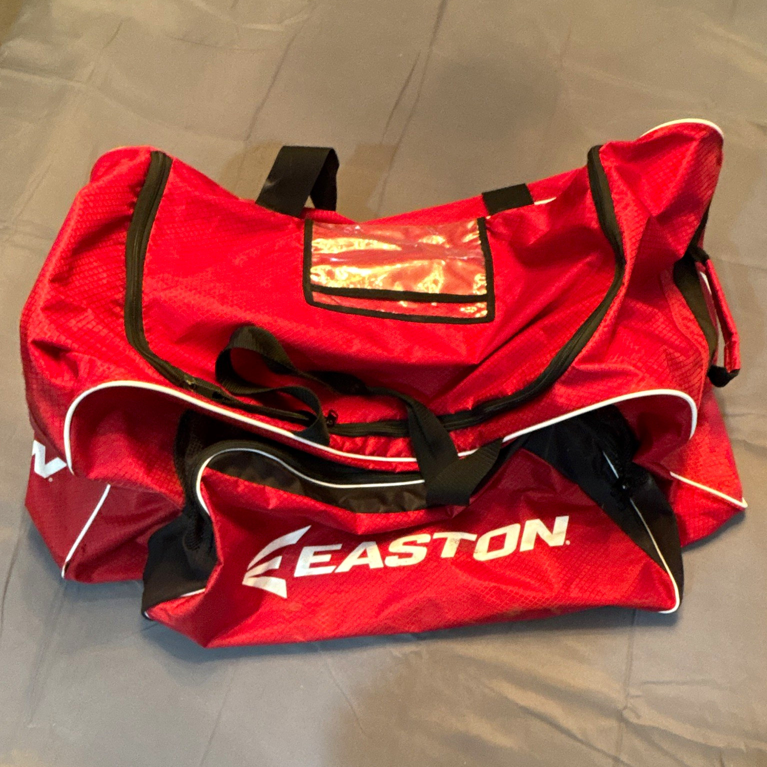 Easton Large 35L Baseball/Softball Duffle Bag Shoulder Strap Zip Red Easton Large 35L Baseball/Softball Duffle Bag Shoulder Strap Zip Red