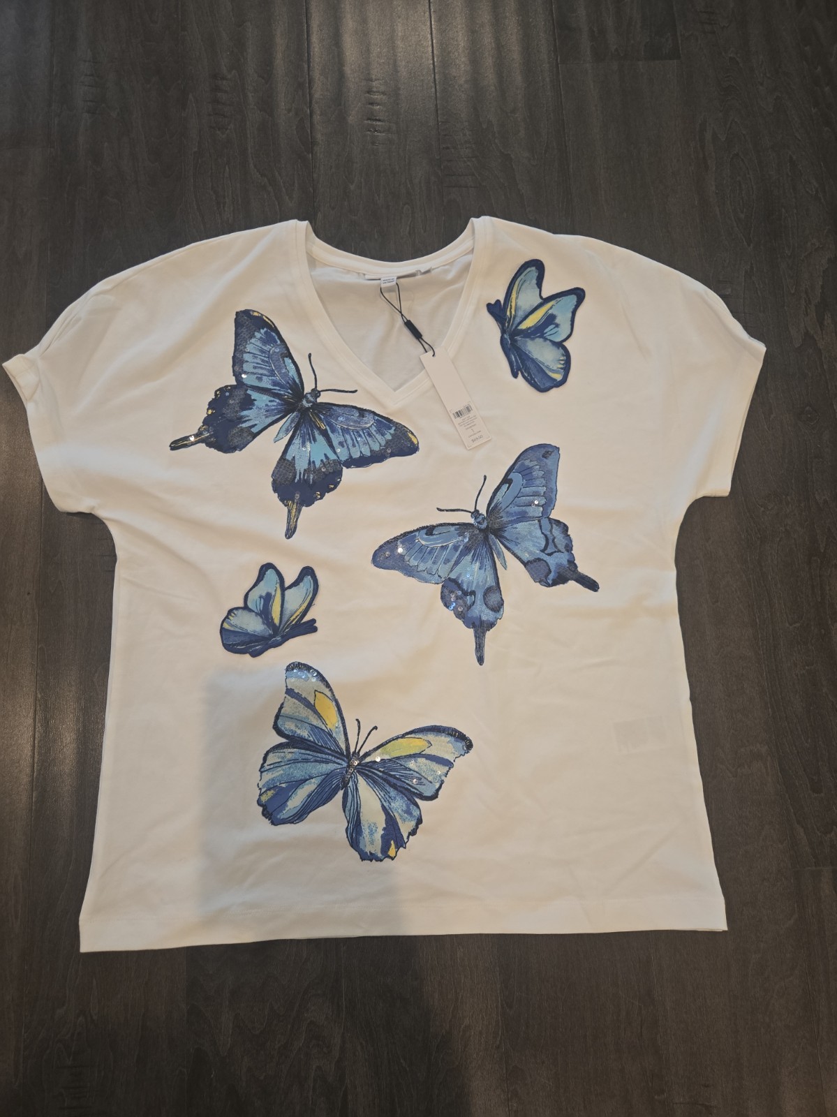 Chicos Women\'s Cotton Butterfly Vneck T shirt. NWT. SIZE 1 MEDIUM Chicos Women\'s Cotton Butterfly Vneck T shirt. NWT. SIZE 1 MEDIUM