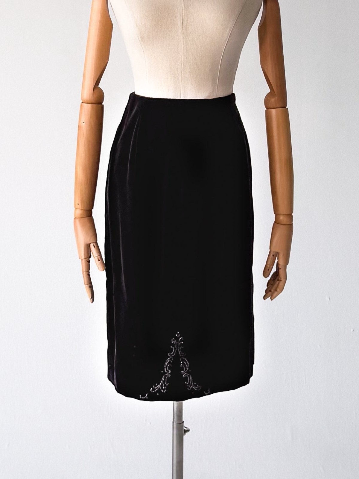 vintage 1930s black moleskin pencil skirt beaded motif fitted s/m
