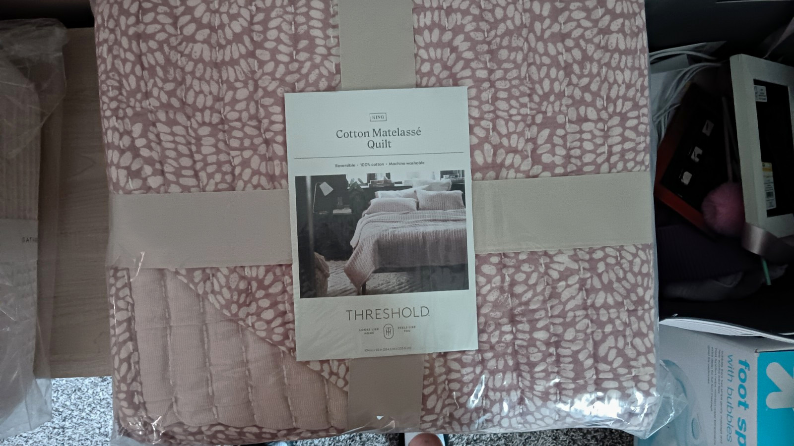 Threshold 100% Cotton Matelassé Quilt King Pink/White Reversible 92x108 Threshold 100% Cotton Matelassé Quilt King Pink/White Reversible 92x108