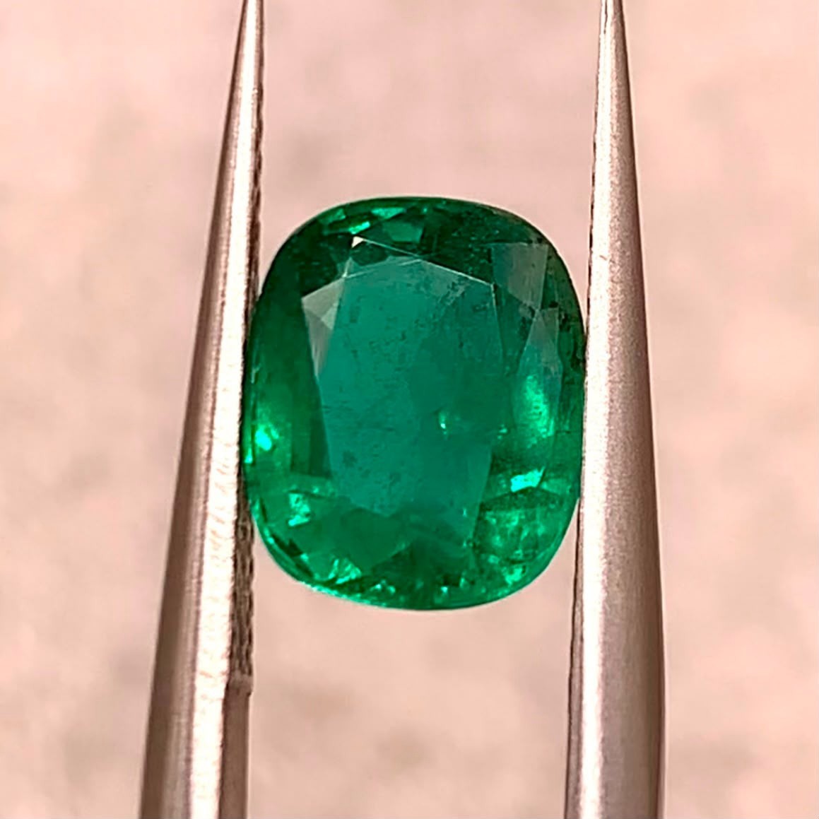 IGI Certified 2 Carats Rare Sovereign Minor Oil Vivid Green Zambian Emerald