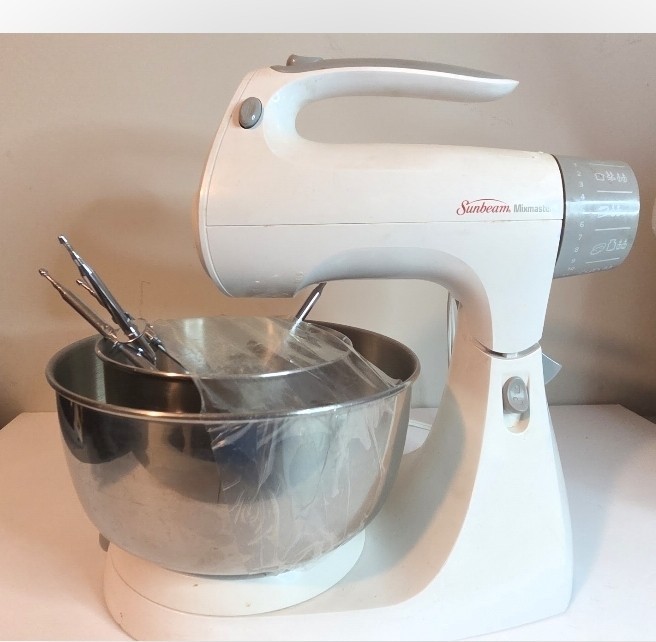 Sunbeam Mixmaster Model 2366 Stand Mixer 12-Speed Has 2 Bowl Dough Hooks Beaters Sunbeam Mixmaster Model 2366 Stand Mixer 12-Speed Has 2 Bowl Dough Hooks Beaters