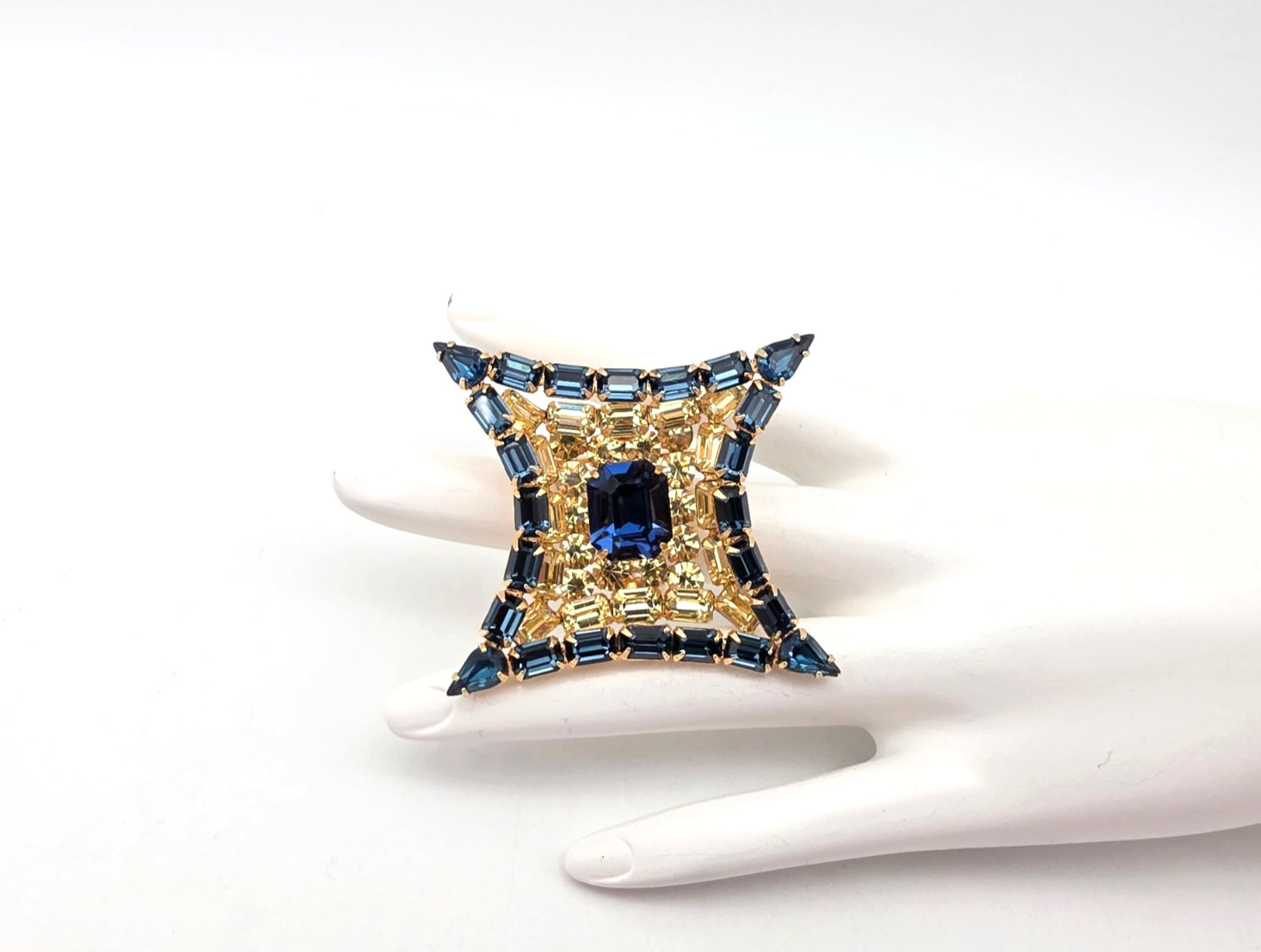 DESIGNER SIGNED KRAMER OF NY RECESSED BLUE/YELLOW RHINESTONE VINTAGE PIN/BROOCH