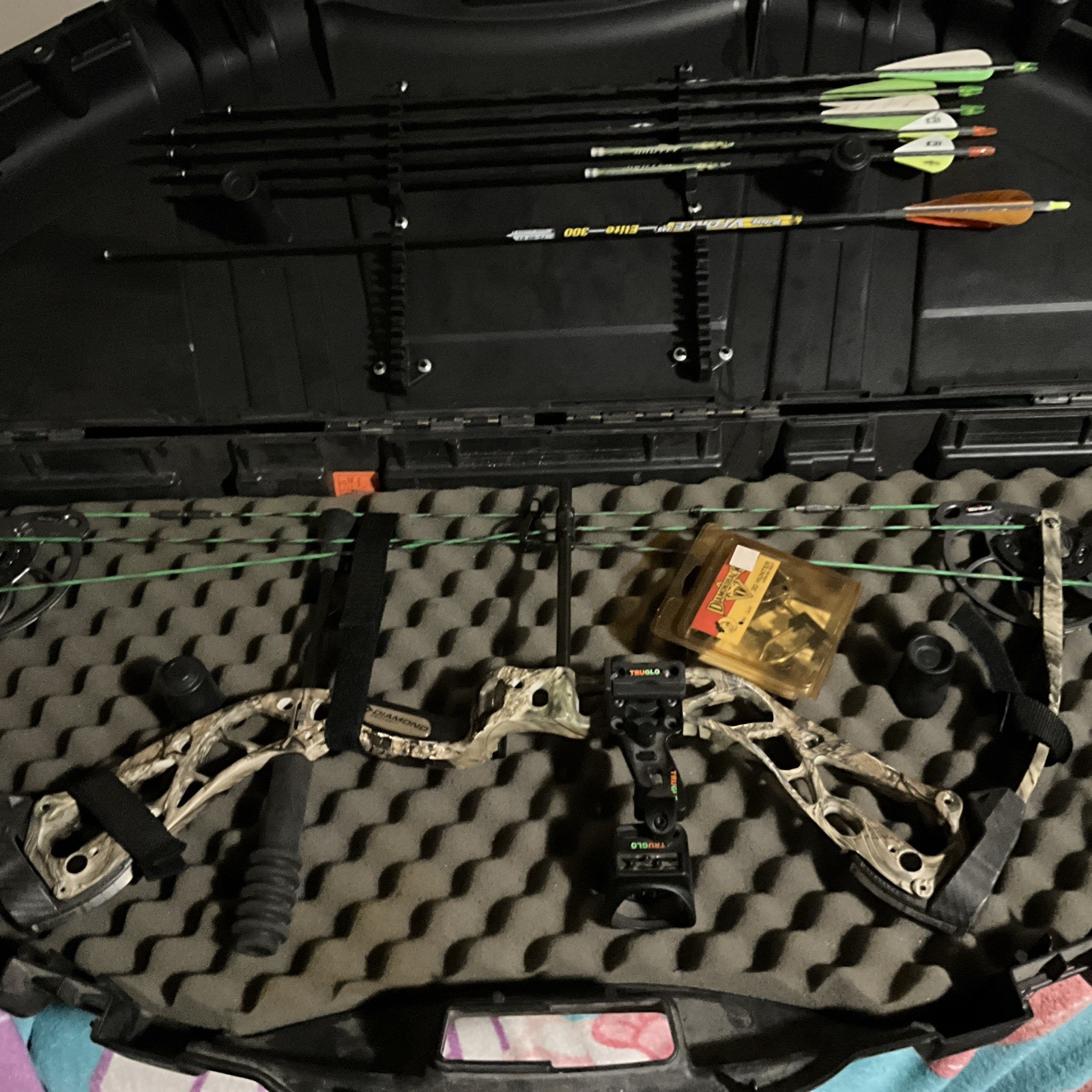 Diamond Edge SB-1 Compound Bow Right Hand Ready To Hunt 70lb 15 To 30 Inch Diamond Edge SB-1 Compound Bow Right Hand Ready To Hunt 70lb 15 To 30 Inch