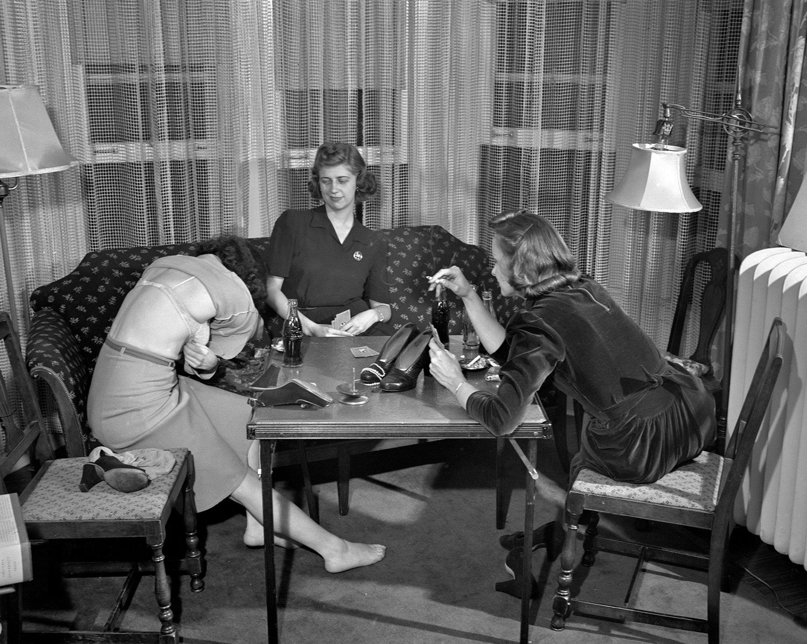1940s LADIES PLAYING STRIP POKER Photo  (211-B)