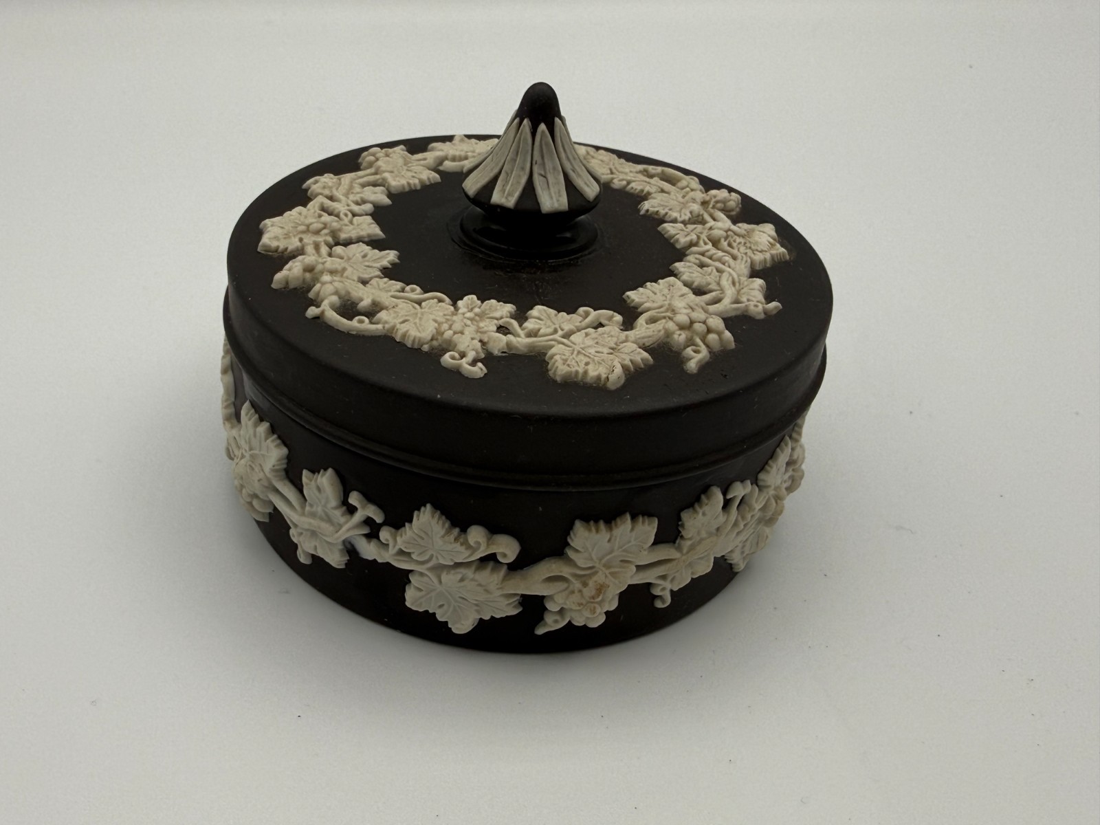 Vtg 1957 Wedgwood Black Jasperware Round Trinket Box Grapevine Garland Relief Vtg 1957 Wedgwood Black Jasperware Round Trinket Box Grapevine Garland Relief