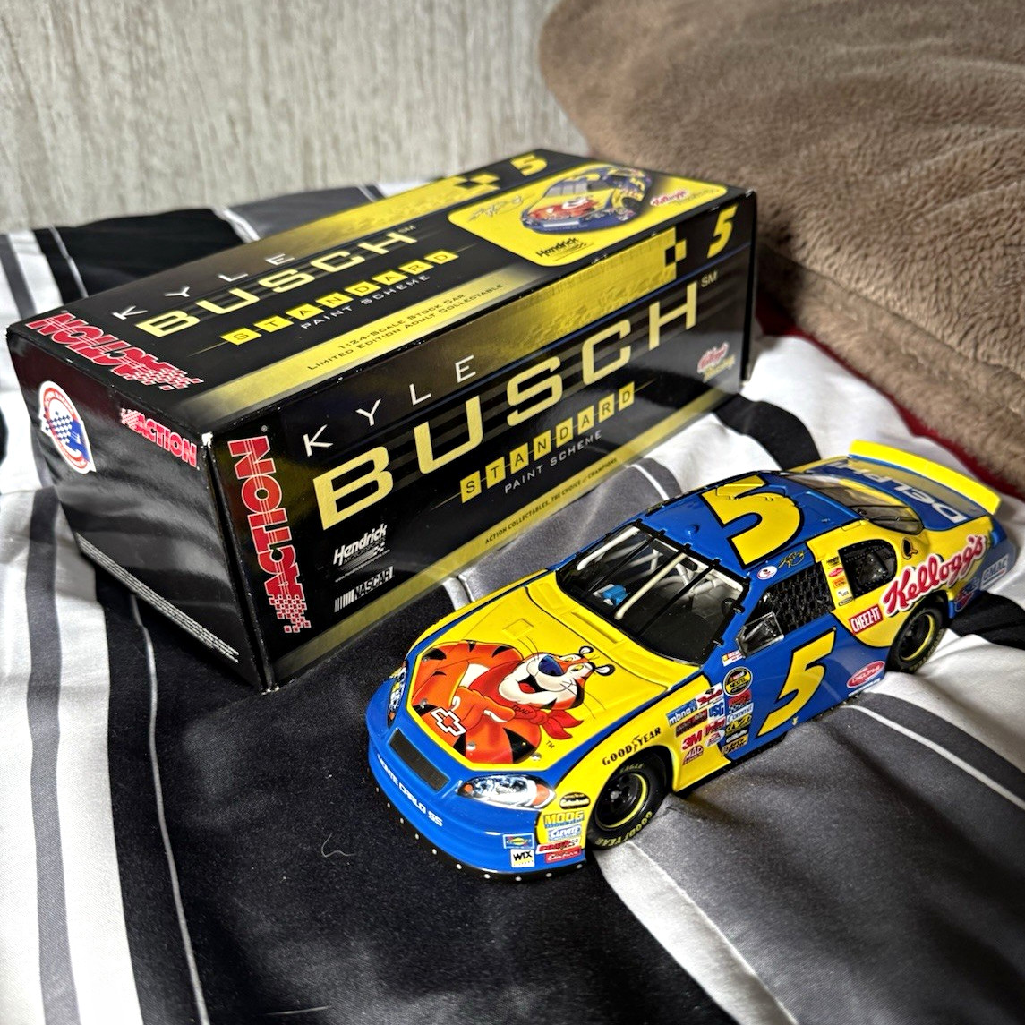 Action 1:24 Kyle Busch #5 Kellogg’s NASCAR 2006 Chevy Monte Carlo Diecast Stand
