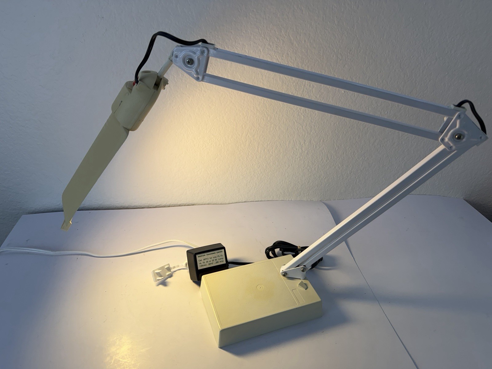 Vintage Dazor World Lite 2702 Floating Arm Desk Lamp Industrial White MCM Task