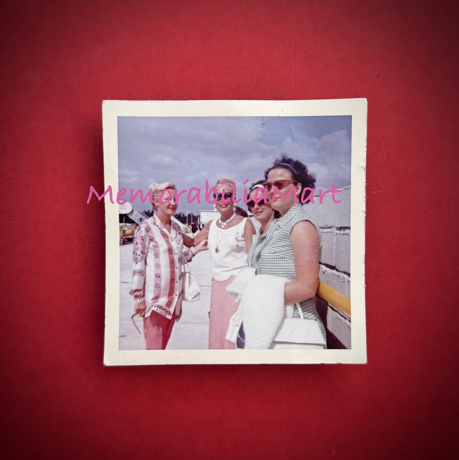 RARE - JOAN CRAWFORD NATURAL COLOR CANDID 1961 SNAPSHOT PHOTO w/ TWINS - BAHAMAS