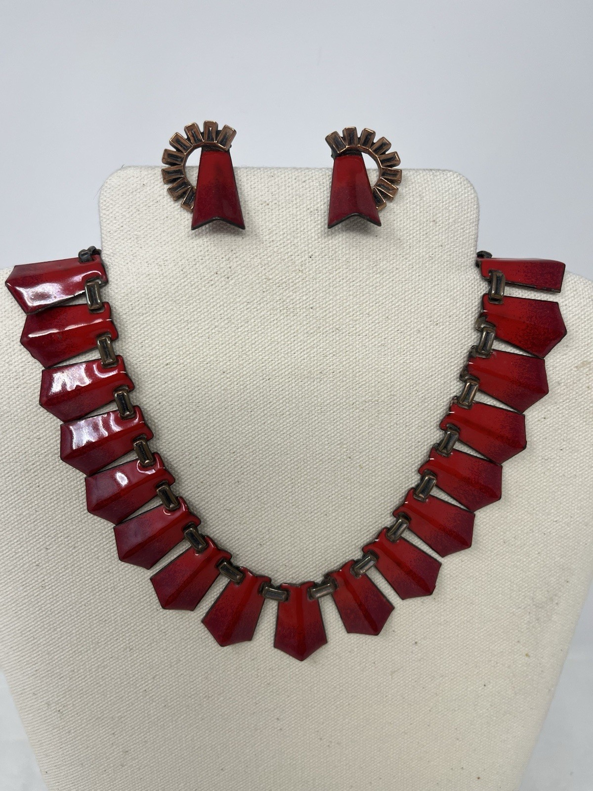 VINTAGE 1950s MATISSE RED ENAMEL/ COPPER NECKLACE WITH MATCHING CLIP-ON EARRINGS VINTAGE 1950s MATISSE RED ENAMEL/ COPPER NECKLACE WITH MATCHING CLIP-ON EARRINGS