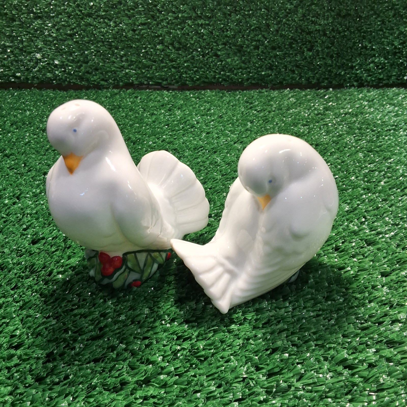 Vintage 1993 Avon Holiday Dove Salt & Pepper Shakers - Never Used Vintage 1993 Avon Holiday Dove Salt & Pepper Shakers - Never Used