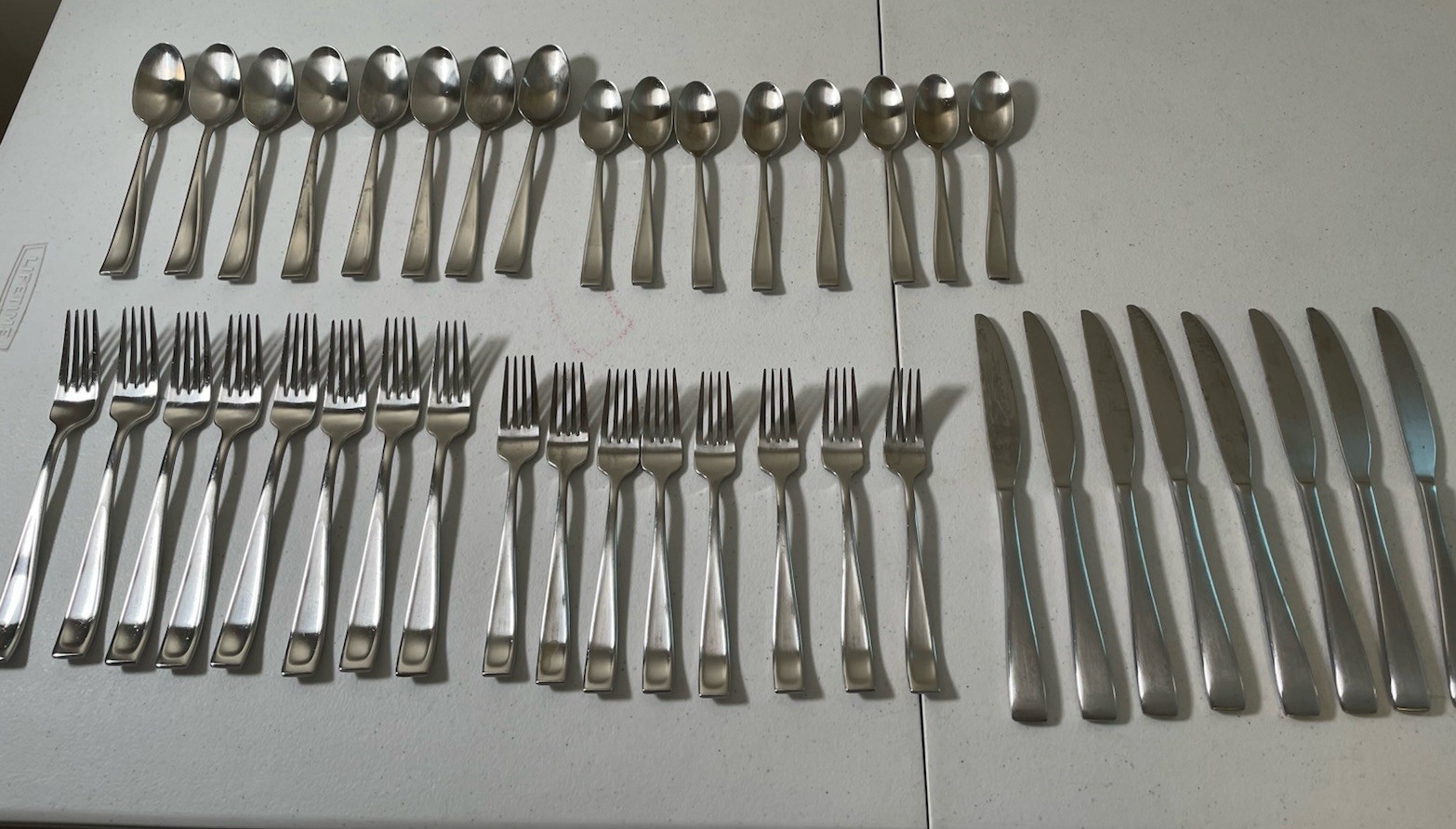 40 Piece Set Satin Moda Stainless by Oneida 18/10 40 Piece Set Satin Moda Stainless by Oneida 18/10