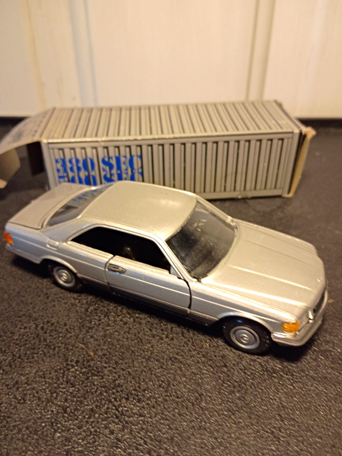 NZG Mercedes-Benz 380 SEC/500 SEC 1:35 Silver Diecast w/ Opening Parts