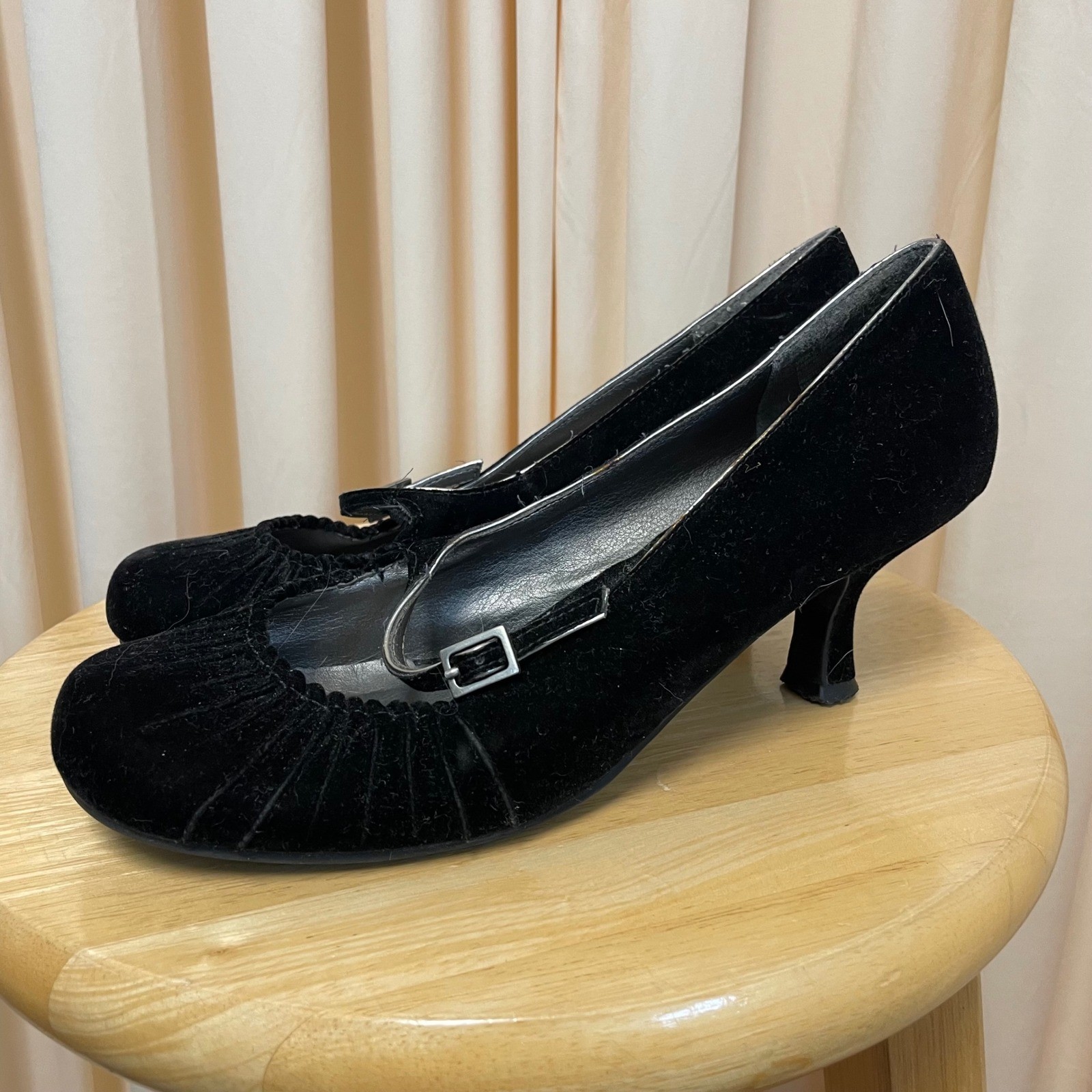 Vintage Women\'s Black Velvet Pumps Sz 8.5 Vintage Women\'s Black Velvet Pumps Sz 8.5