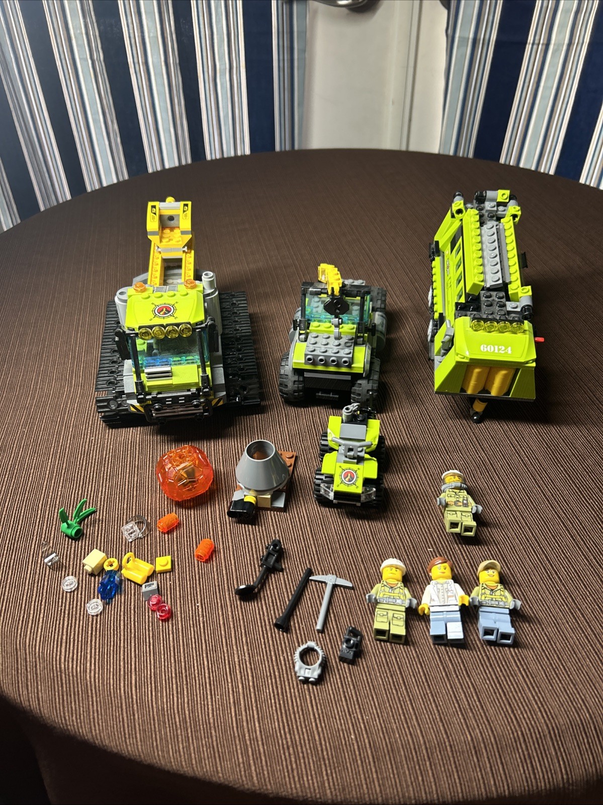 LEGO City 60124 Volcano Exploration Base Nearly Complete Retired Minifigures LEGO City 60124 Volcano Exploration Base Nearly Complete Retired Minifigures