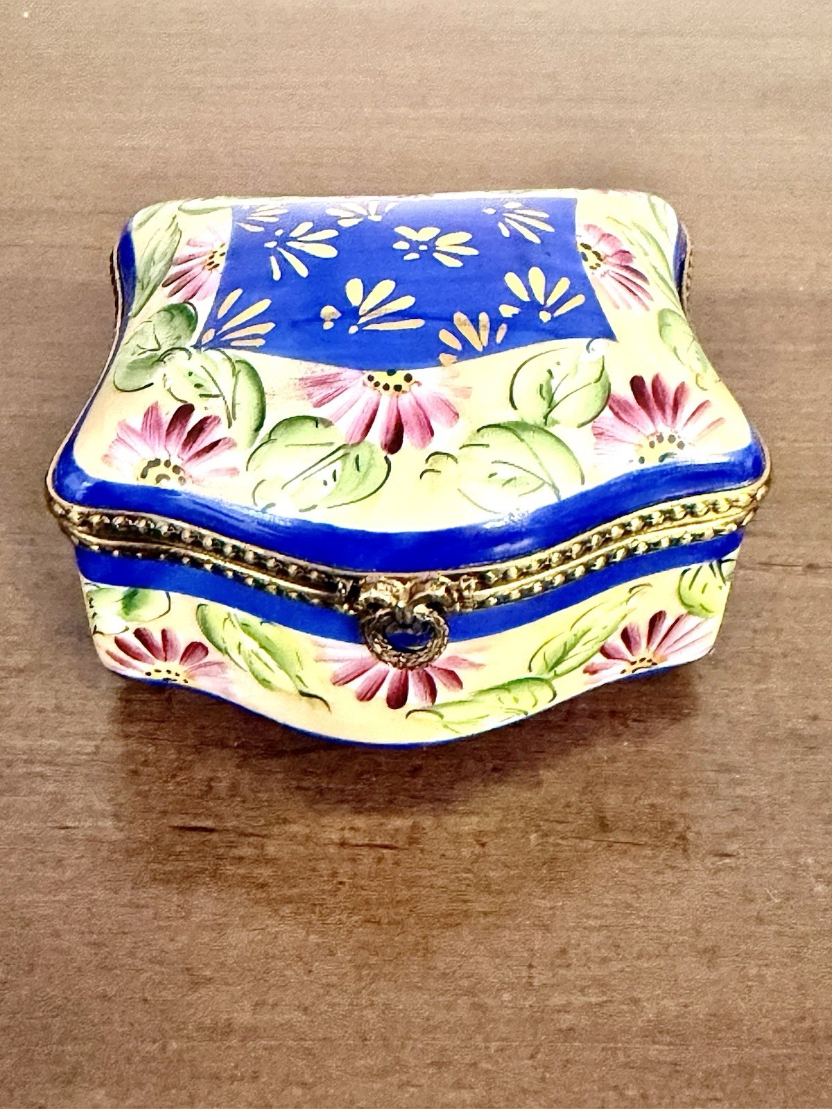VTG LIMOGES FRANCE PEINT MAIN PORCELAIN BLUE GOLD TRINKET BOX 3” FLORAL DESIGN VTG LIMOGES FRANCE PEINT MAIN PORCELAIN BLUE GOLD TRINKET BOX 3” FLORAL DESIGN