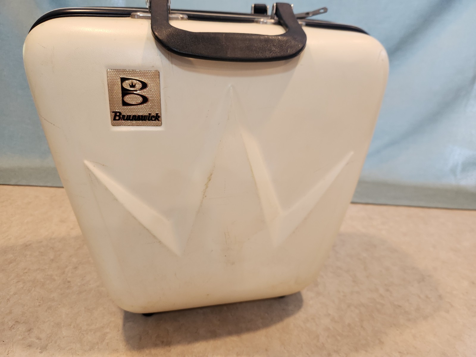 Vintage Brunswick Pale Black & White Bowling Ball Bag Clamshell Hard Case Vintage Brunswick Pale Black & White Bowling Ball Bag Clamshell Hard Case