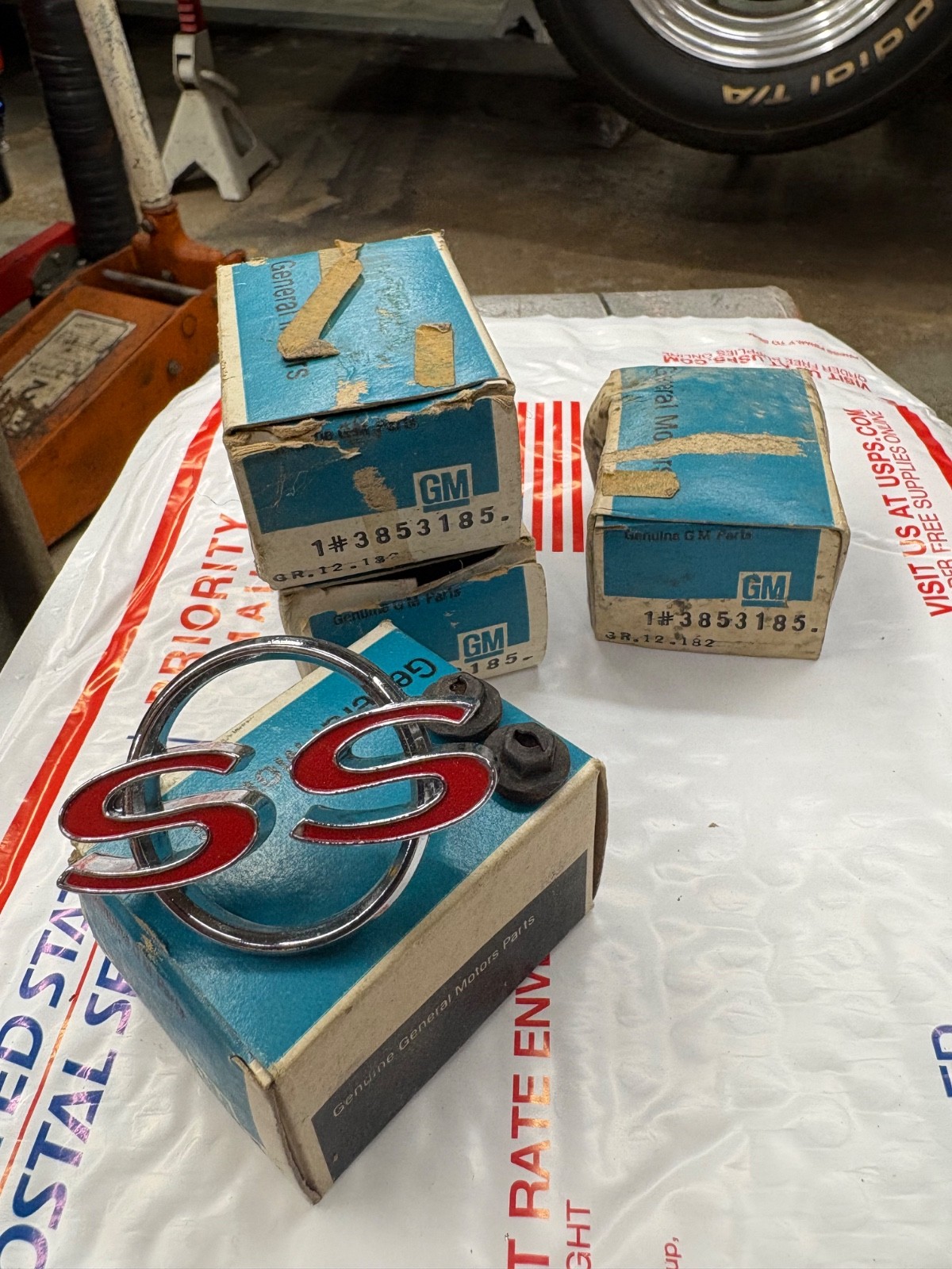 1964 Chevelle Malibu SS trunk emblem NOS original box 1964 Chevelle Malibu SS trunk emblem NOS original box