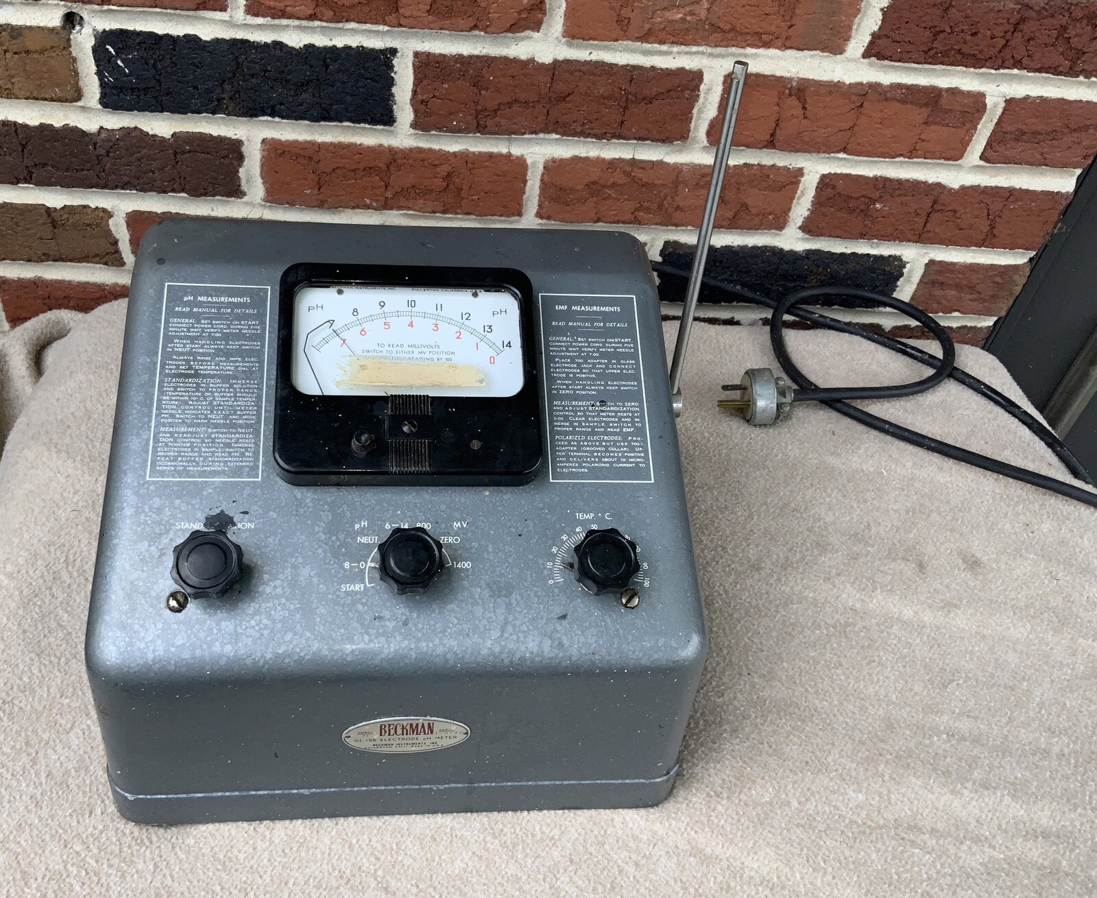 VINTAGE BECKMAN MODEL H2 GLASS ELECTRODE PH METER - TUBE ERA