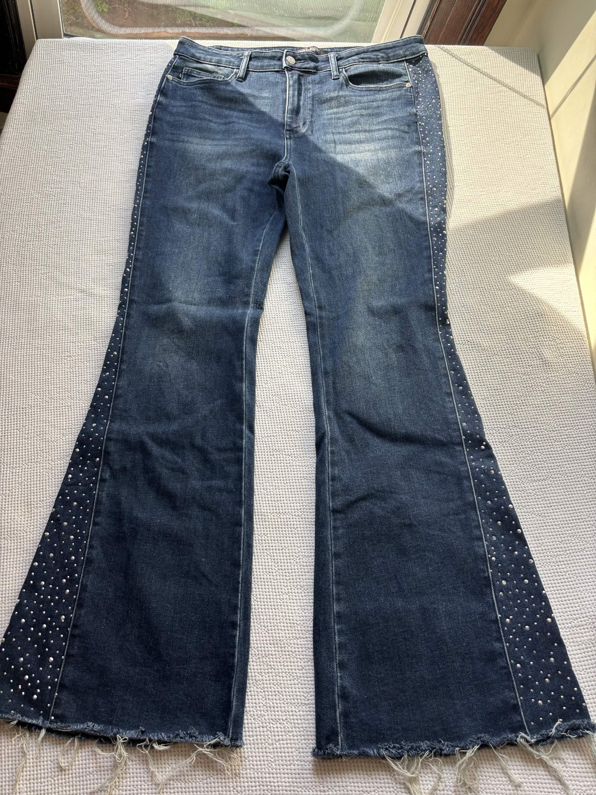 Judy Blue Flare Fit Rhinestone Side Panel Blue Jeans Women’s 15/32 Retro 80s Judy Blue Flare Fit Rhinestone Side Panel Blue Jeans Women’s 15/32 Retro 80s
