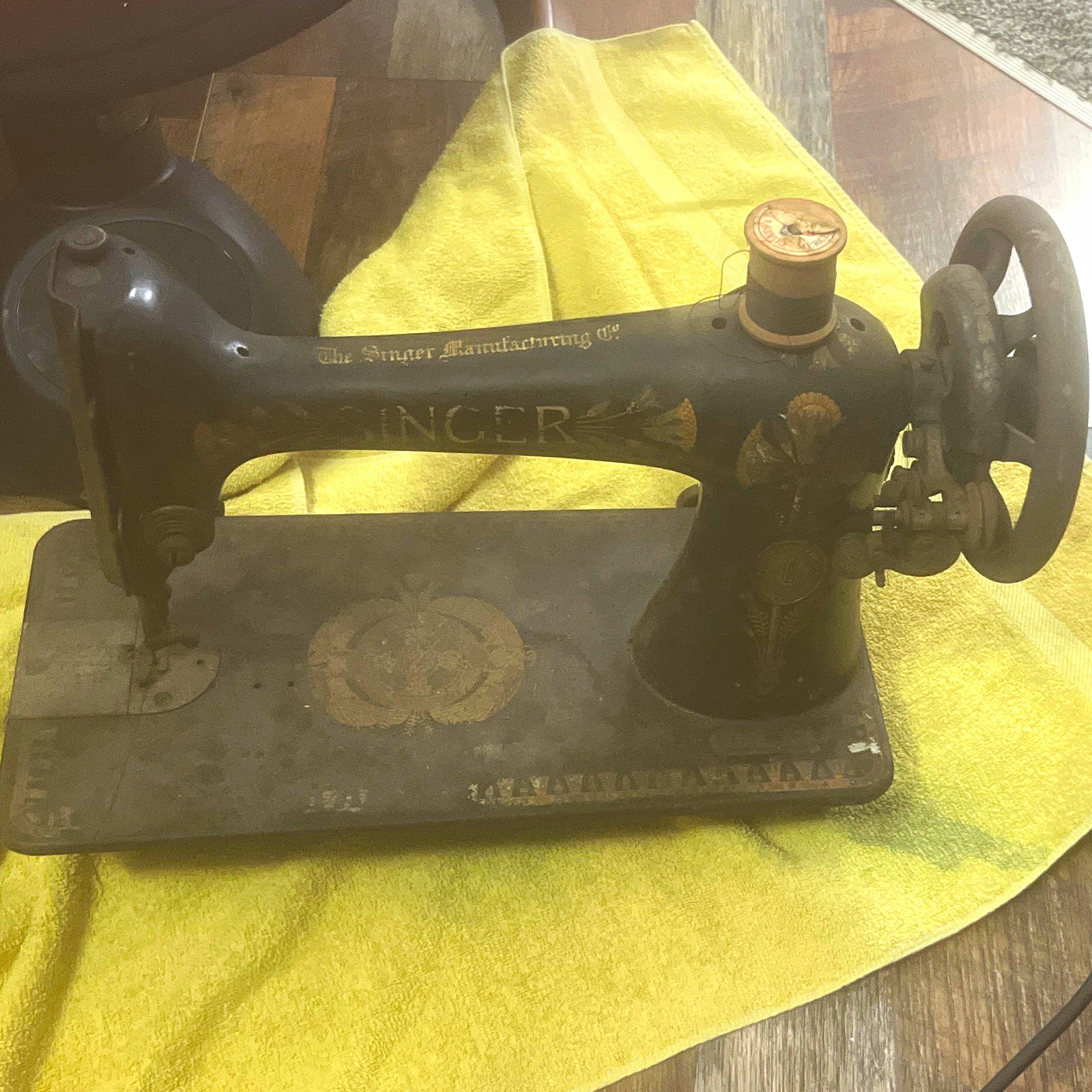 SINGER 20 Hand Crank Child-Sized Sewing Machine, Black & Gold Vintage Original SINGER 20 Hand Crank Child-Sized Sewing Machine, Black & Gold Vintage Original