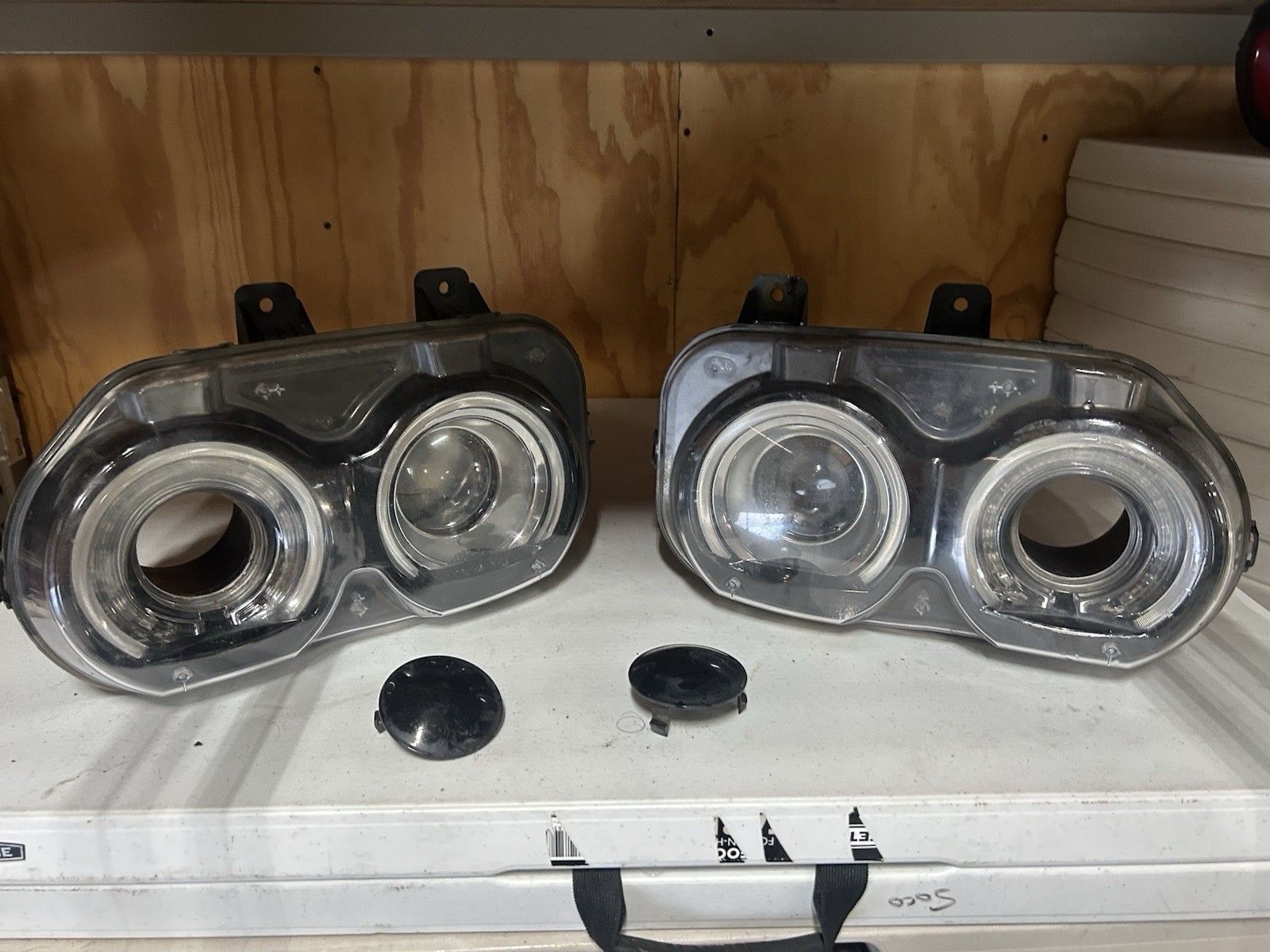 Dodge Challenger 2015-2023 OEM headlight Both Left And Right Set Used Dodge Challenger 2015-2023 OEM headlight Both Left And Right Set Used