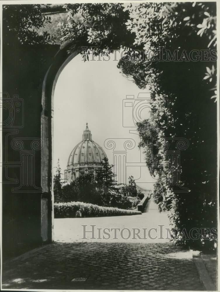 Press Photo St Peters as seen through an arch of the Vatican Gardens - mjx49455
