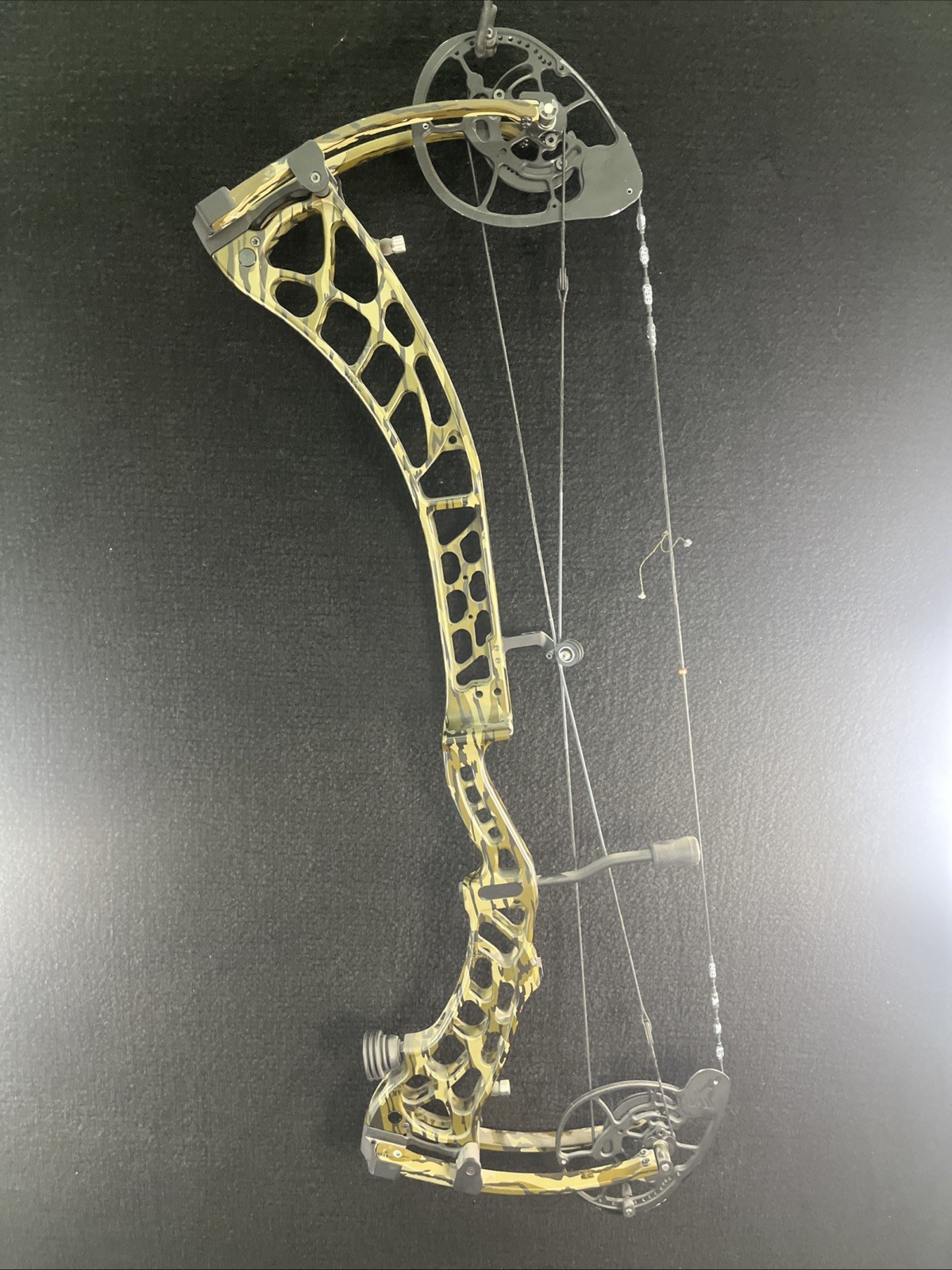 X Xpedition Xlite 33 Bare Hunting Bow 26-30” (30) Dl 60-70lb (70) Dw Right Hand X Xpedition Xlite 33 Bare Hunting Bow 26-30” (30) Dl 60-70lb (70) Dw Right Hand