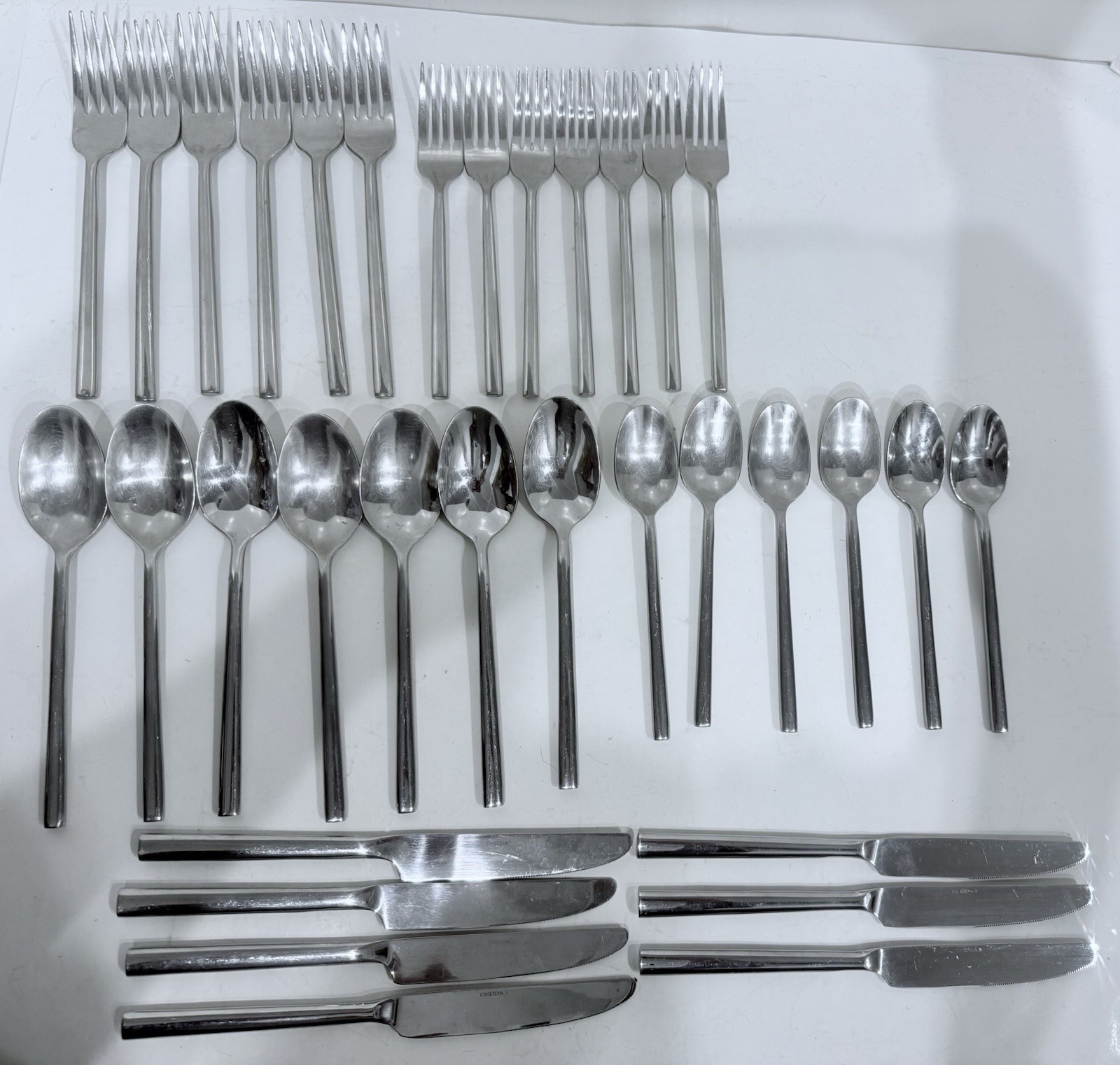Oneida Diameter 33 Piece Service for 6 Stainless flatware