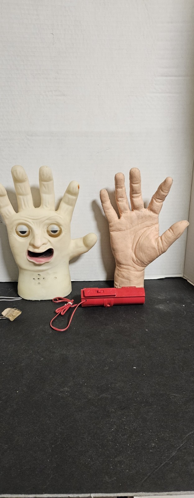 VTG Singing Adam\'s Family Hand & The Crawling Hand Both Working In Great Vtg... VTG Singing Adam\'s Family Hand & The Crawling Hand Both Working In Great Vtg...
