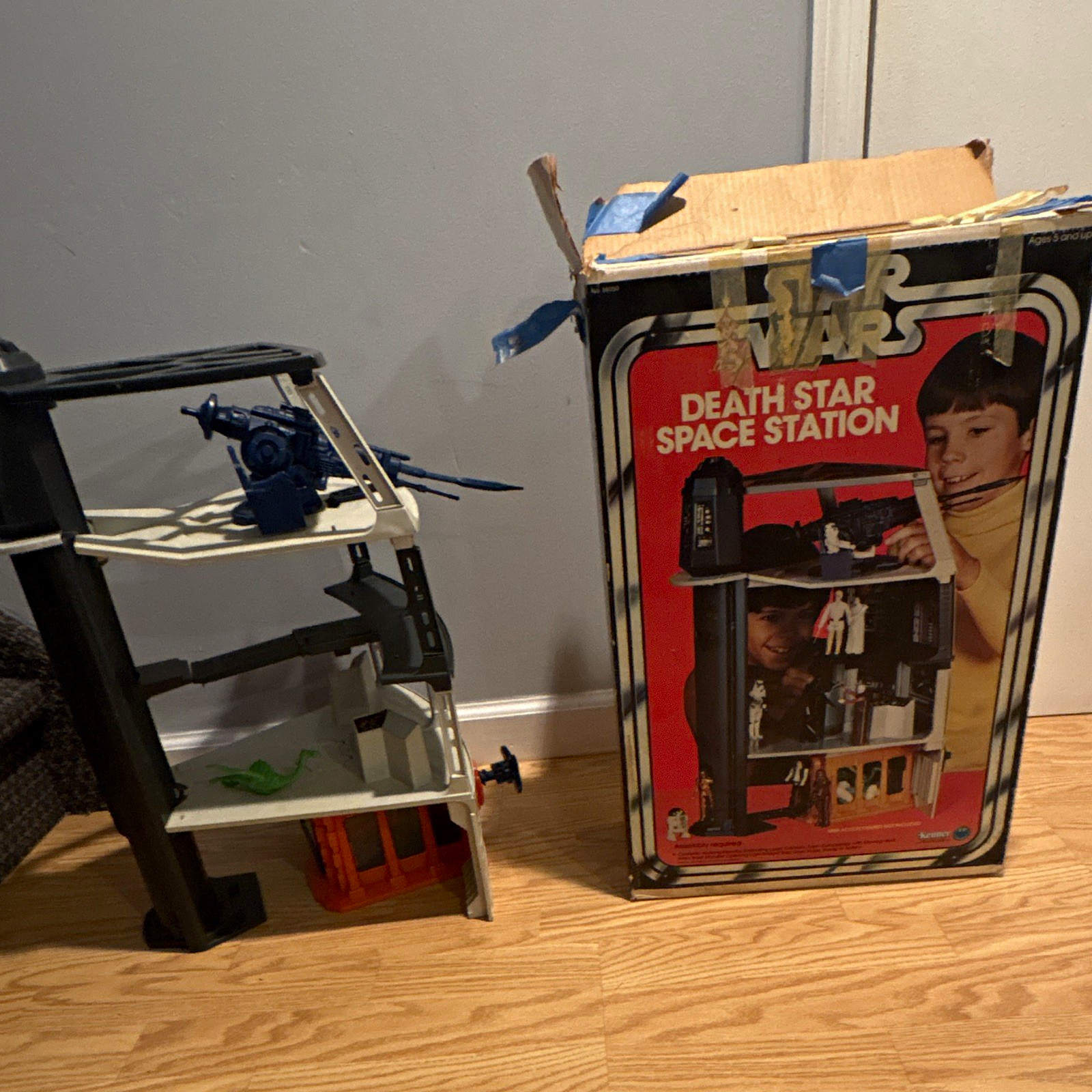 Vintage 1978 Kenner Star Wars DEATH STAR SPACE STATION with box incomplete Vintage 1978 Kenner Star Wars DEATH STAR SPACE STATION with box incomplete