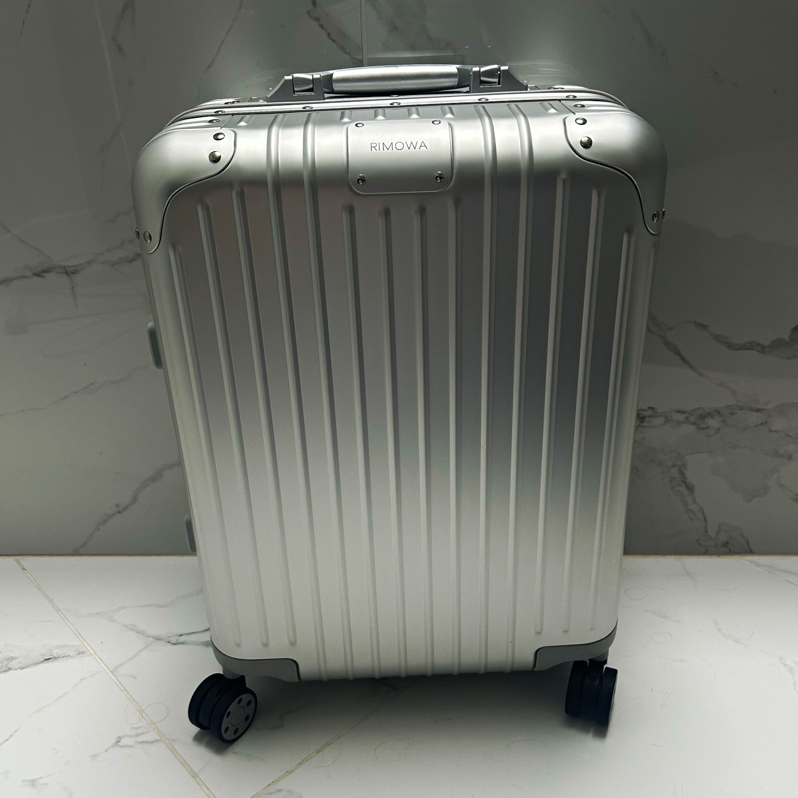 RIMOWA Cabin Carry On Original Aluminum Silver Suitcase RIMOWA Cabin Carry On Original Aluminum Silver Suitcase