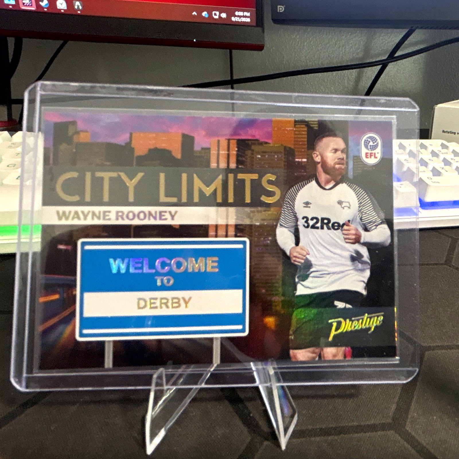 2025-26 Panini Prestige EFL Wayne Rooney City Limits SSP Case Hit #25 Derby 2025-26 Panini Prestige EFL Wayne Rooney City Limits SSP Case Hit #25 Derby