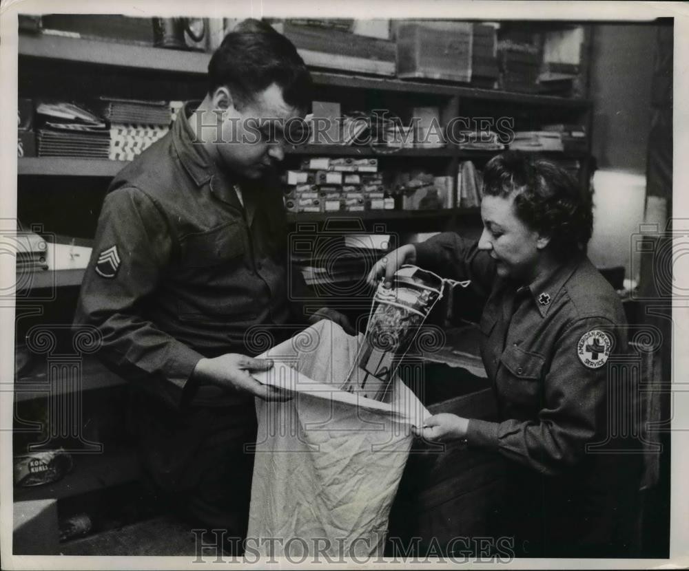 1953 Press Photo Connie Fescina and Sgt. Edwin Bennicutt fill the bag with gifts 1953 Press Photo Connie Fescina and Sgt. Edwin Bennicutt fill the bag with gifts