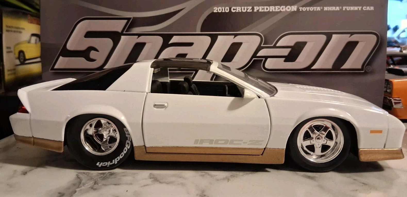 (X RARE VHTFD CAR) (Jada Toys Bigtime Muscle 85 Camaro IROC Z White & Gold(1:24) (X RARE VHTFD CAR) (Jada Toys Bigtime Muscle 85 Camaro IROC Z White & Gold(1:24)