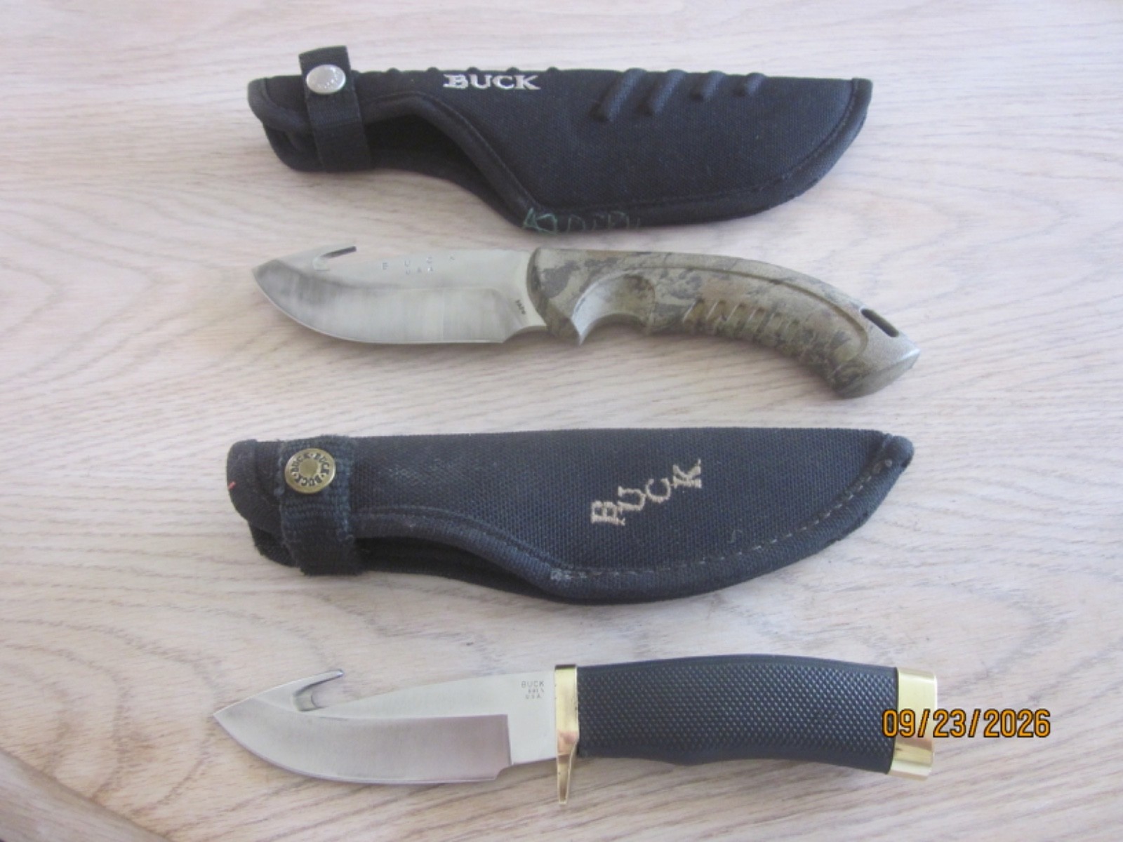 2 NICE COND. USED BUCK USA FIXED BLADE KNIVES W/GUT HOOK & SHEATHS-1, 691/1, 393