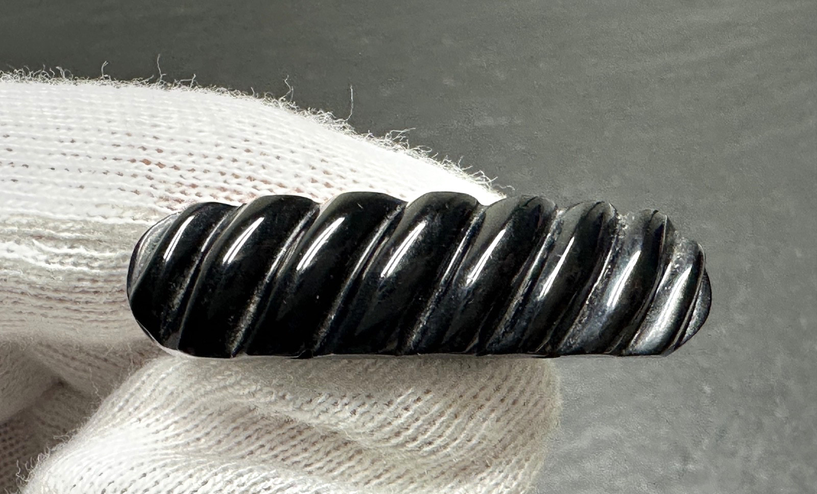 ANTIQUE VICTORIAN WHITBY JET CARVED MOURNING BROOCH M412