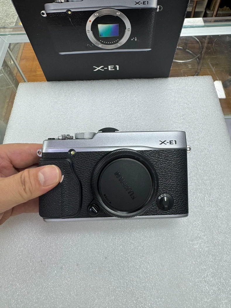 Fujifilm X-E1 Mirrorless Camera 16.3MP Silver Digital Camera Only Body 90% New