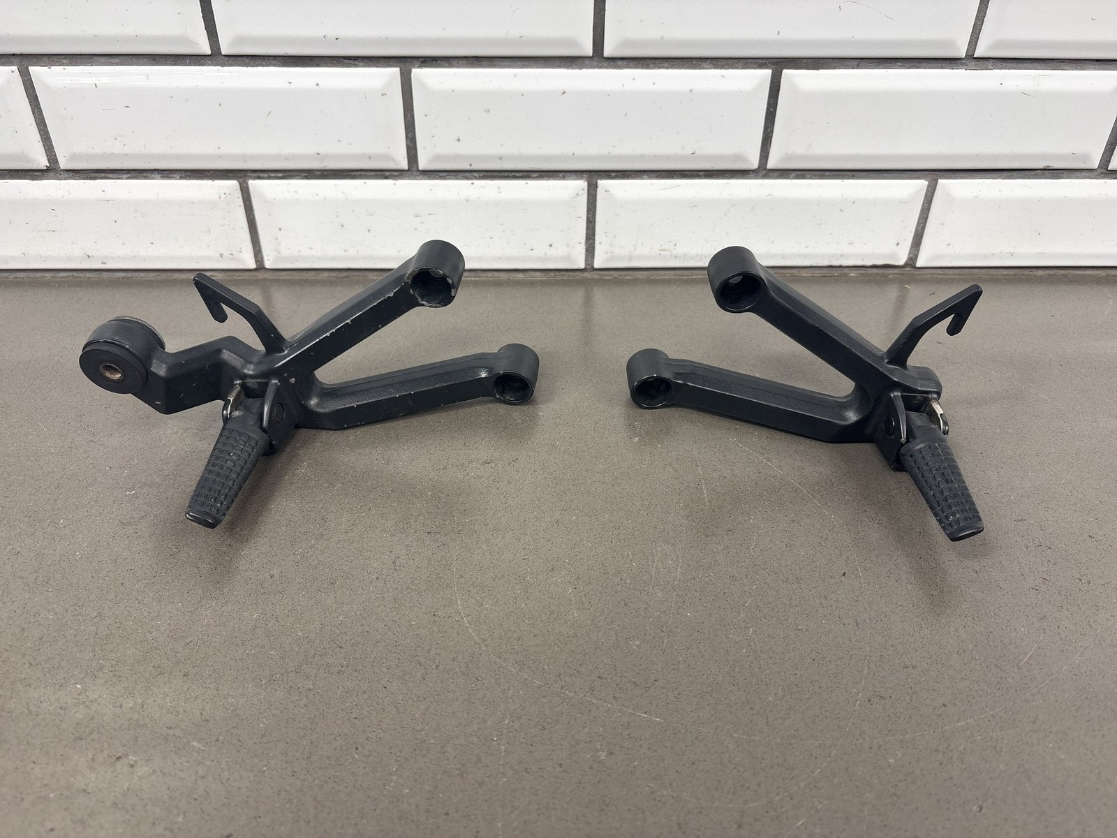 04-09 Suzuki SV650 SV650S Passenger Footpegs (Black) OEM 43600-17G20 43700-17G20
