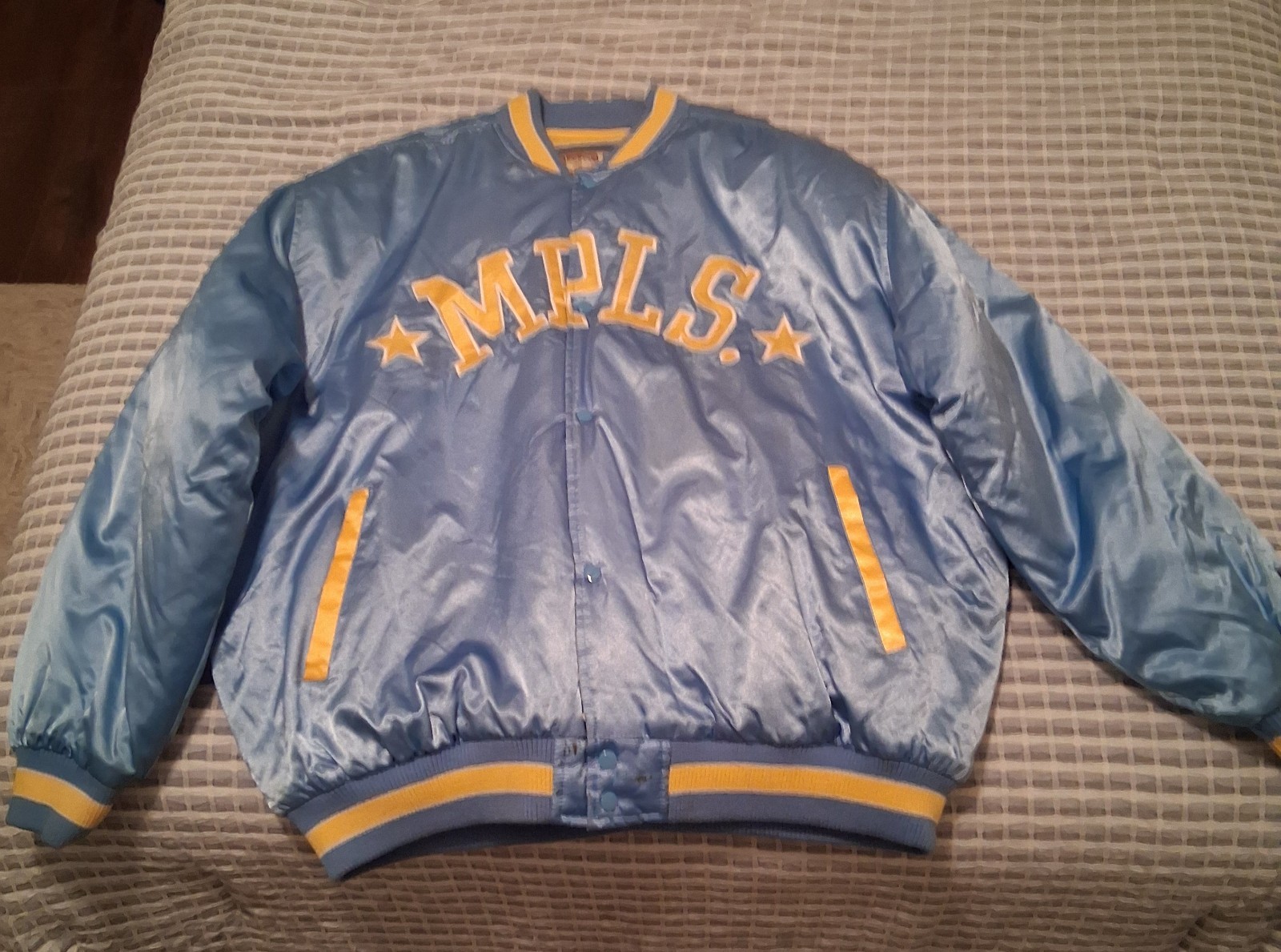 Vintage Minneapolis Lakers MPLS GIII Jacket Size XL. Vintage Minneapolis Lakers MPLS GIII Jacket Size XL.