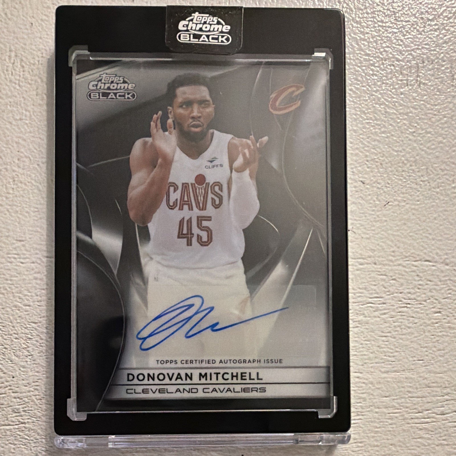 Topps Donovan Mitchell Cavaliers Auto Serial Numbered Card AU-DM #15 2025-26 Topps Donovan Mitchell Cavaliers Auto Serial Numbered Card AU-DM #15 2025-26
