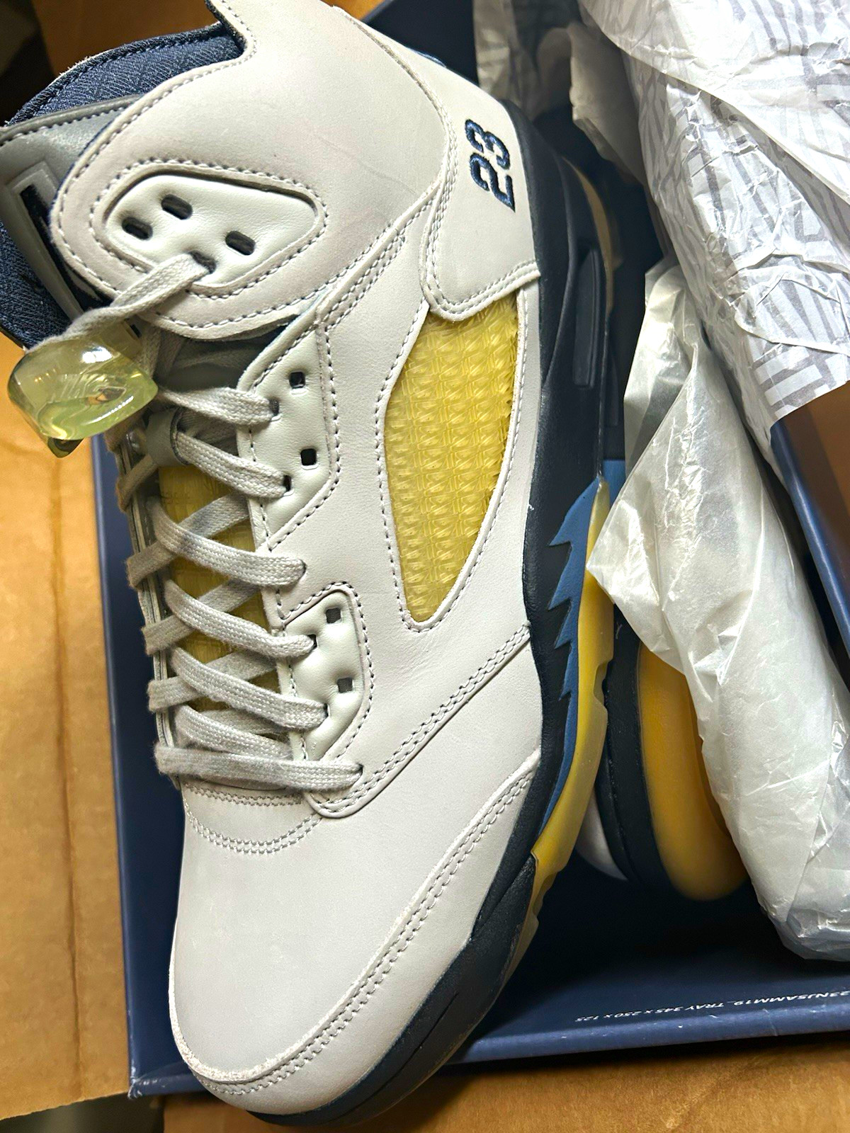 Jordan Air Jordan 5 Sneaker Photon Dust Unisex Adults New with DAMAGED Box Jordan Air Jordan 5 Sneaker Photon Dust Unisex Adults New with DAMAGED Box