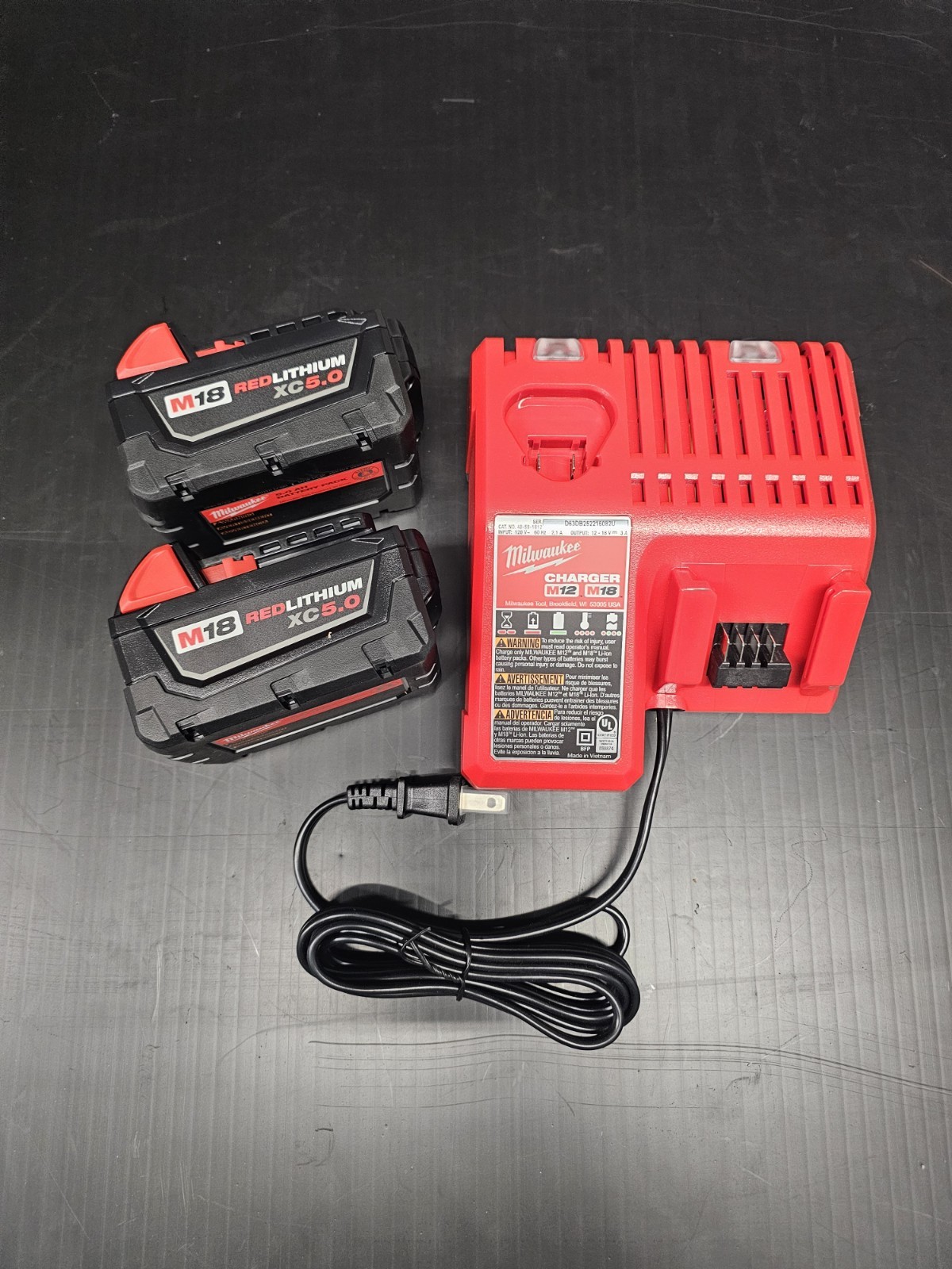 Milwaukee 48-59-1852B M18 18 V Li-Ion XC5.0 Starter Kit - Black