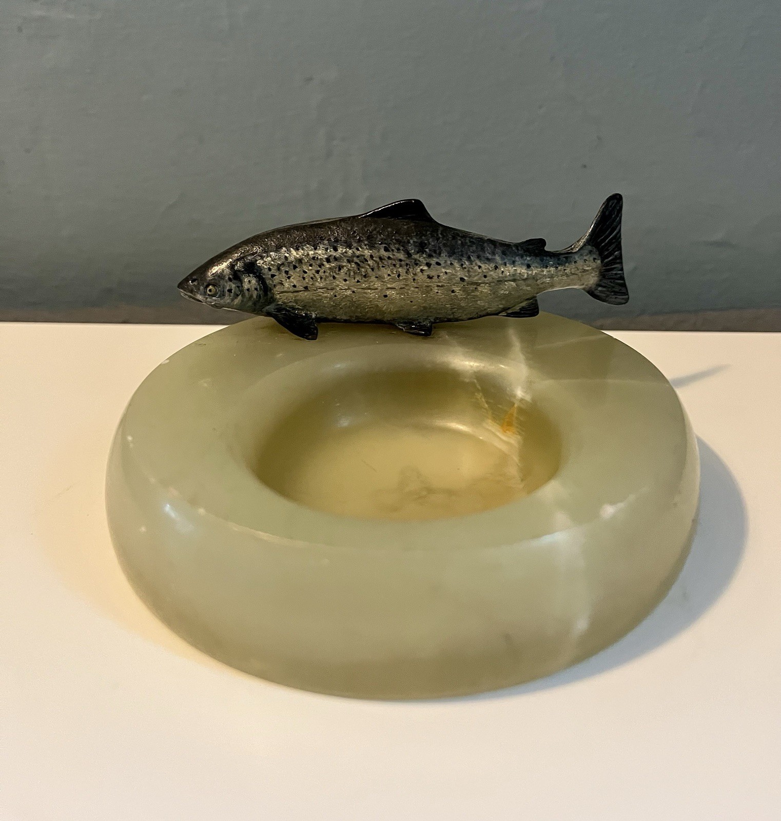 VINTAGE COLD PAINTED BRONZE SALMON & Onyx Pin / Trinket Dish C1920s VINTAGE COLD PAINTED BRONZE SALMON & Onyx Pin / Trinket Dish C1920s