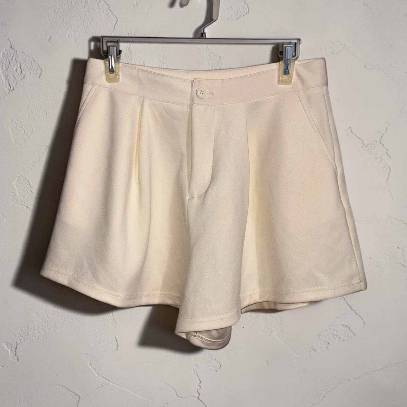 Cider Women’s White Chino Shorts Pleated Front Twill Solid Size M Cider Women’s White Chino Shorts Pleated Front Twill Solid Size M