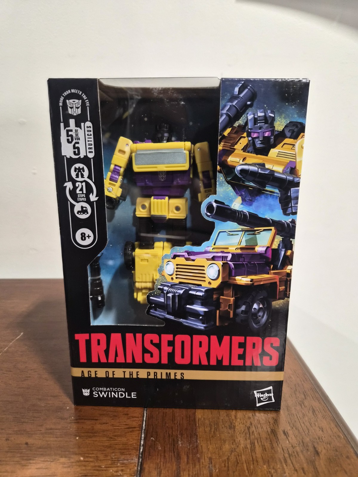 Hasbro Transformers Age of the Primes Voyager Combaticon Swindle figure in hand Hasbro Transformers Age of the Primes Voyager Combaticon Swindle figure in hand