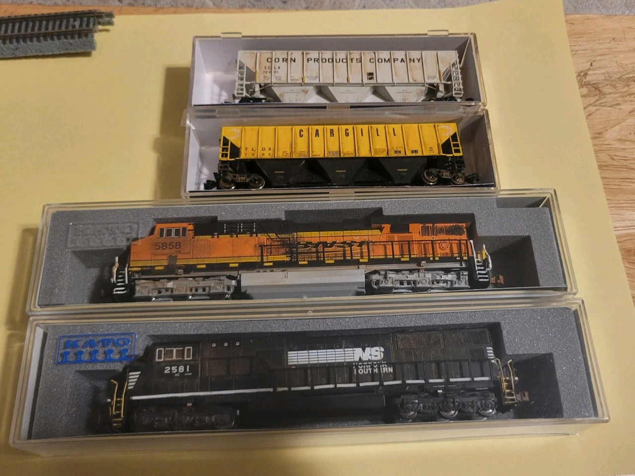 Kato N Scale Locomotives Lot Of 2. BNSF & NS + 2 Covered Hopper Cars. Read Discr