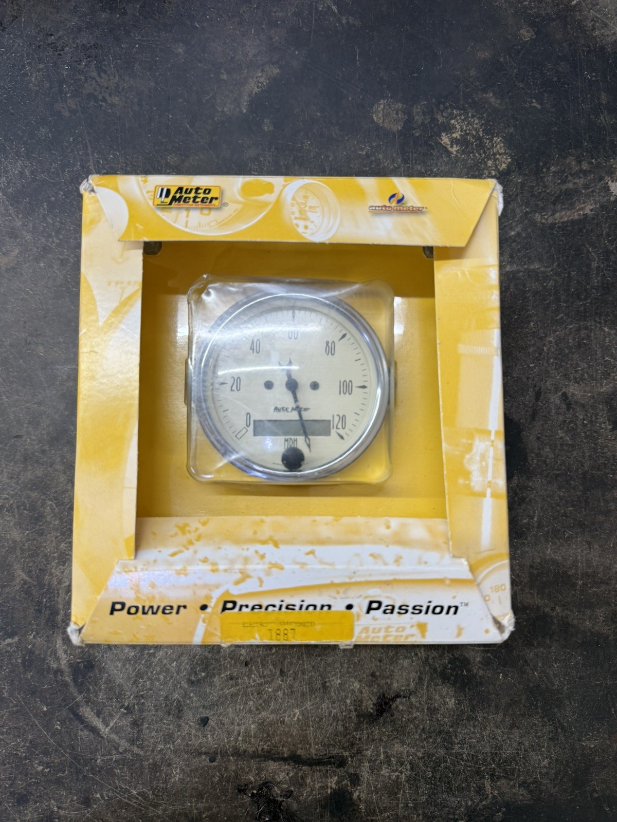 AutoMeter 1887 Antique Beige Electric Speedometer 0-120mph 3-1/8 AutoMeter 1887 Antique Beige Electric Speedometer 0-120mph 3-1/8
