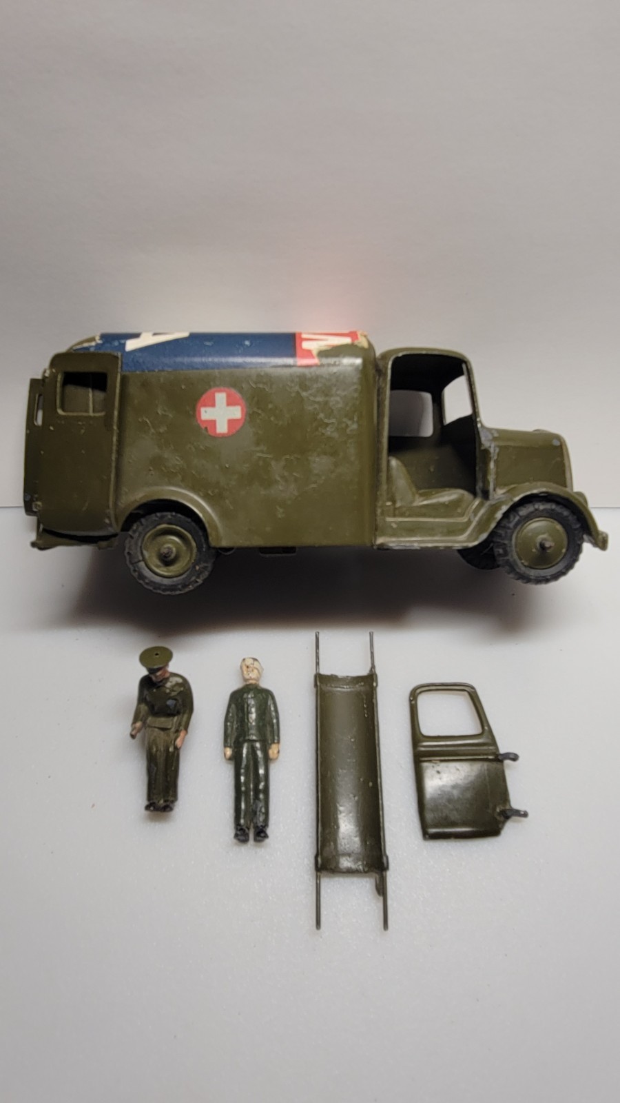 Britains 1512 Army Ambulance Die Cast Collector Toy Vintage All Pieces Britains 1512 Army Ambulance Die Cast Collector Toy Vintage All Pieces